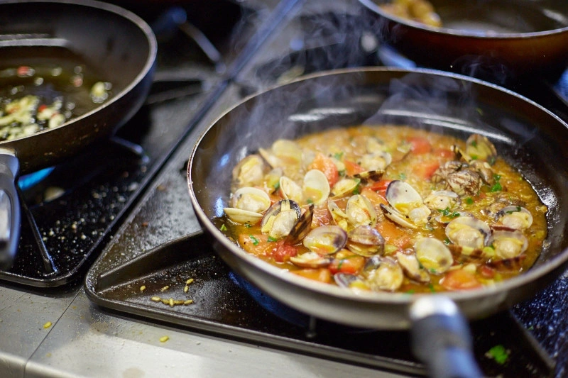 Muschelgericht im Weißweinsud mit mediterranen Kräutern